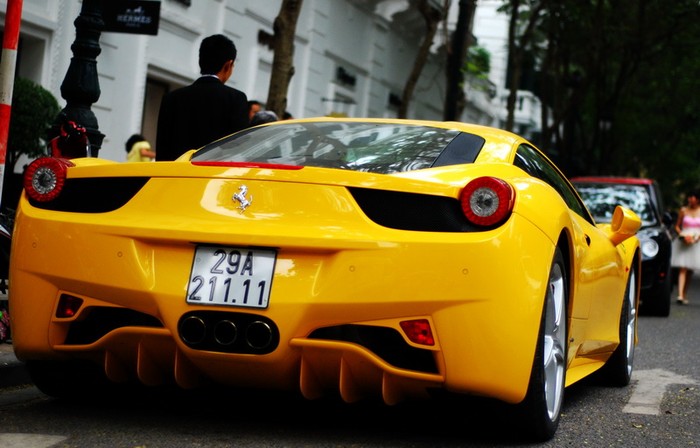 Ferrari 458 màu vàng óng.
